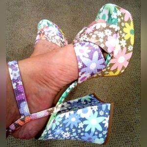 Giani Bini Wild, Flower-Power Hippie Shoes